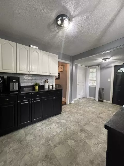 202 Dunmoreland St, Springfield, MA 01109 photo 9