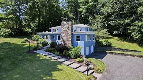 125 Mountain View Dr, Holyoke, MA 01040