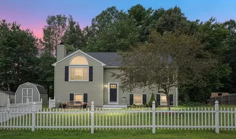 8 Pine Knoll Ln, Taunton, MA 02780