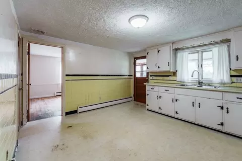 96 Strong St, Springfield, MA 01104 photo 4