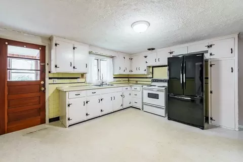 96 Strong St, Springfield, MA 01104 photo 5