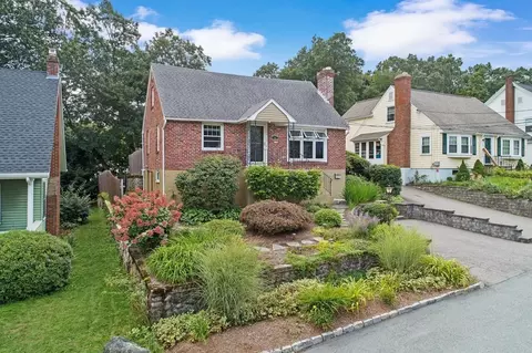 102 Thornton Rd, Waltham, MA 02453