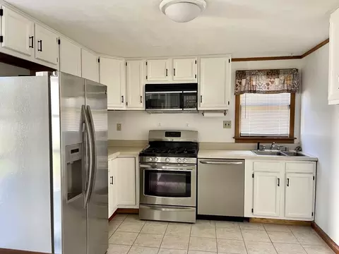 17 Midway St, Springfield, MA 01151 photo 3