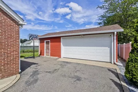 500 Grattan St, Chicopee, MA 01020 photo 3