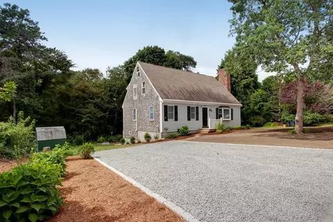 3 Muriel Ln, Falmouth, MA 02536