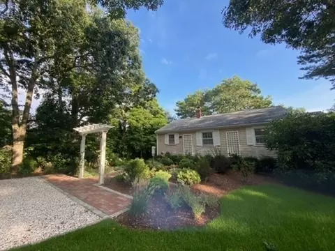 27 Uncatena Rd, Mashpee, MA 02649