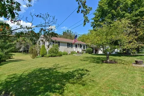 31 Pleasant St, Upton, MA 01568 photo 2