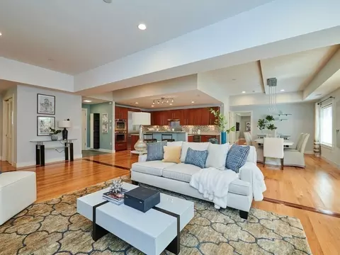 310 Hammond Pond Pkwy #101, Chestnut Hill, MA 02467