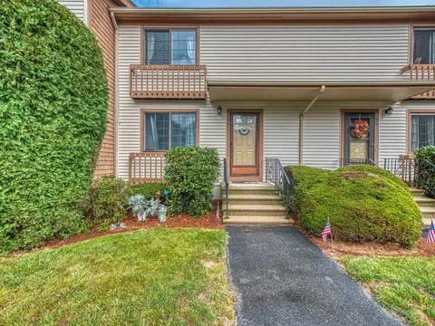489 Turnpike St #36, Easton, MA 02375