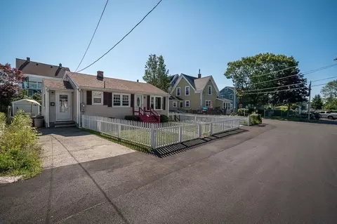 11 Green St, Gloucester, MA 01930 photo 2
