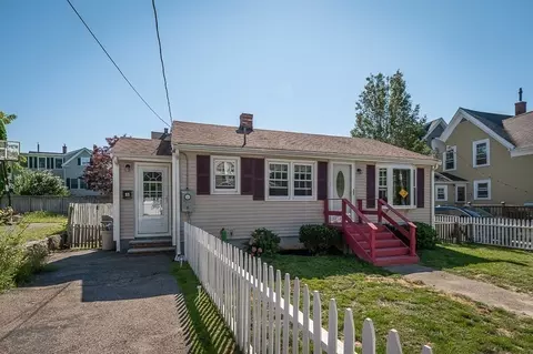 11 Green St, Gloucester, MA 01930 photo 3