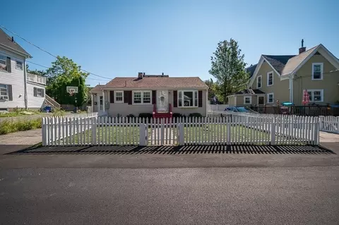 11 Green St, Gloucester, MA 01930