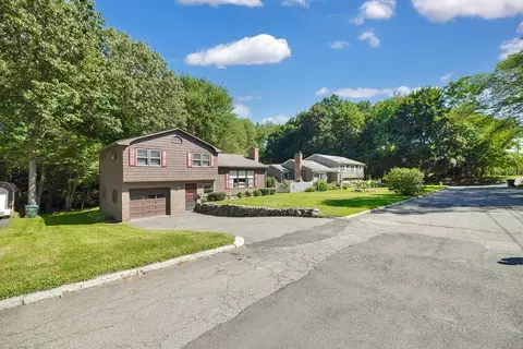 109 Pinecrest Dr, Springfield, MA 01118 photo 4