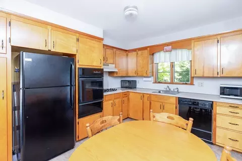109 Pinecrest Dr, Springfield, MA 01118 photo 5