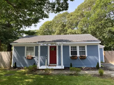 21 Mashpee Neck Rd, Mashpee, MA 02649