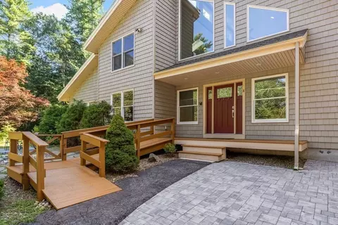 8 Dunham Rd, Freetown, MA 02702