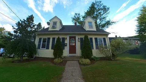 82 Elm St, Templeton, MA 01468