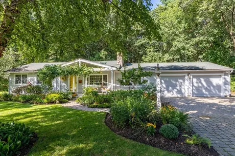 16 Castlewood Dr, Chelmsford, MA 01863