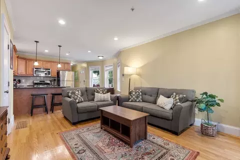 19 Robbins St #1-1, Waltham, MA 02453