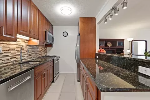 2 Hawthorne Pl #9H, Boston, MA 02114