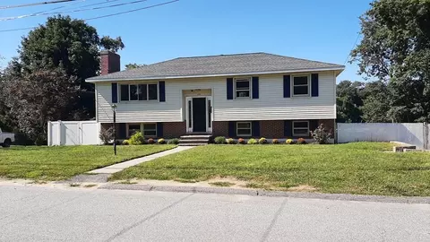 124 River Rd, Lowell, MA 01852