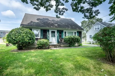 24 Montauk St, Falmouth, MA 02536