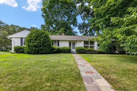 10 Vanguard Ln, Longmeadow, MA 01106