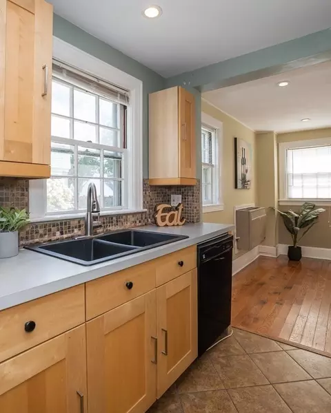 35 Bronson Ter, Springfield, MA 01108 photo 4