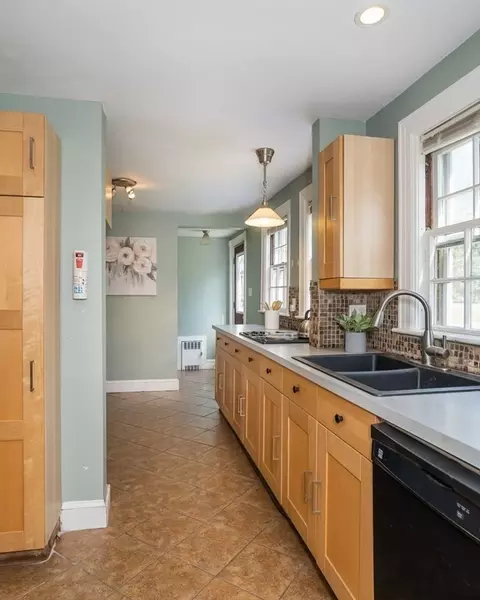 35 Bronson Ter, Springfield, MA 01108 photo 9