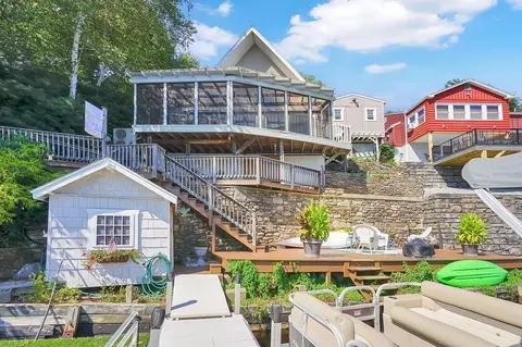 2 N Leisure Dr, Holland, MA 01521