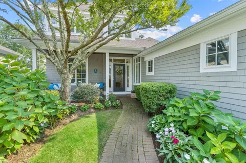 29 Sea View Ln, Mashpee, MA 02649