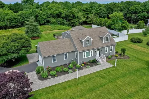 58 Stanhope Rd, Falmouth, MA 02536