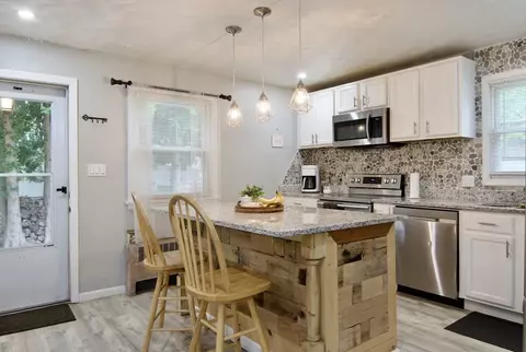 37 Greaney St, Springfield, MA 01104 photo 9