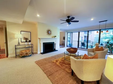 75 Grove St #223, Wellesley, MA 02482