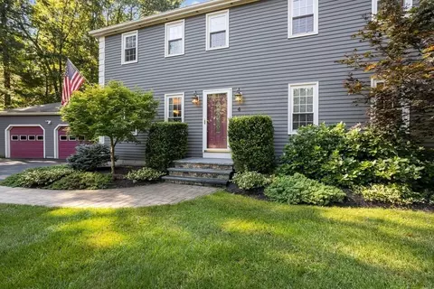 4 Horseshoe Dr, Plainville, MA 02762