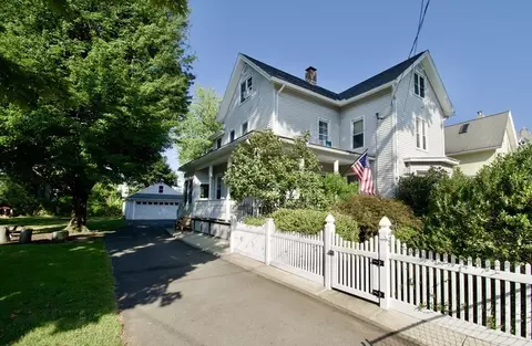 11 Taylor St, Holyoke, MA 01040