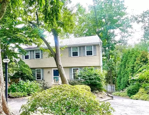 25 Cloutmans Ln, Marblehead, MA 01945