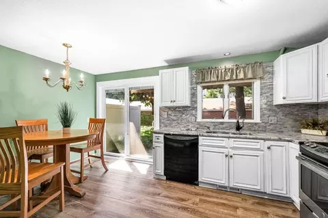 16 Mansion Woods Dr #B, Agawam, MA 01001