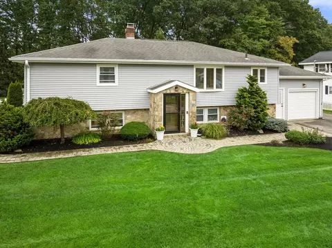 57 Maury Ln, Shrewsbury, MA 01545