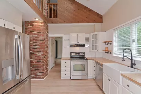 72 Shore Dr, Auburn, MA 01501