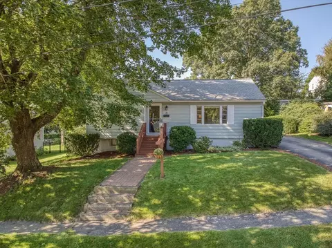 8 Upland Ave, Shrewsbury, MA 01545