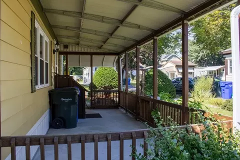 28 Lamplighter Ln, Springfield, MA 01119 photo 3