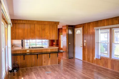 28 Lamplighter Ln, Springfield, MA 01119 photo 5