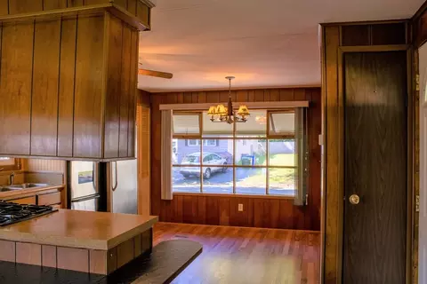 28 Lamplighter Ln, Springfield, MA 01119 photo 8