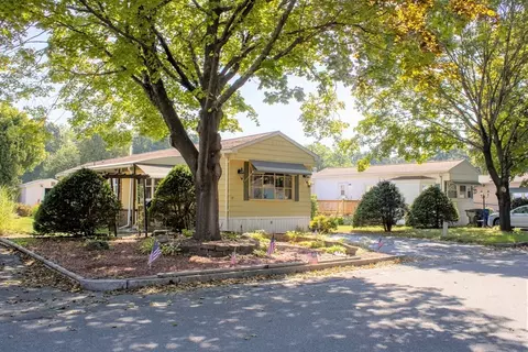 28 Lamplighter Ln, Springfield, MA 01119
