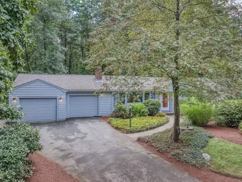 31 Hayden Ln, Bedford, MA 01730