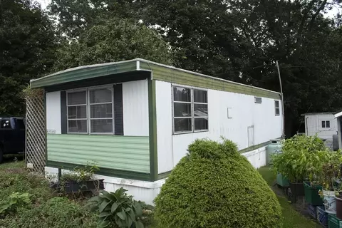 5 Mohawk St, Holbrook, MA 02343