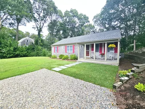 17 Valley Rd, Mashpee, MA 02649
