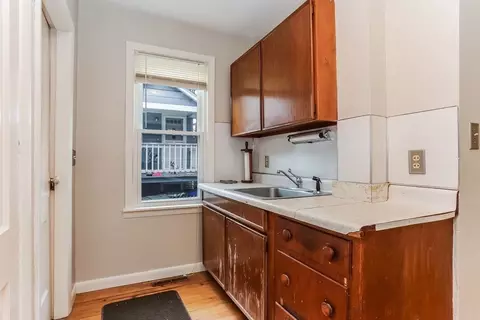 14 Bentley St, Springfield, MA 01108 photo 6