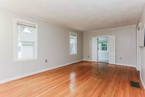 14 Bentley St, Springfield, MA 01108 photo 3